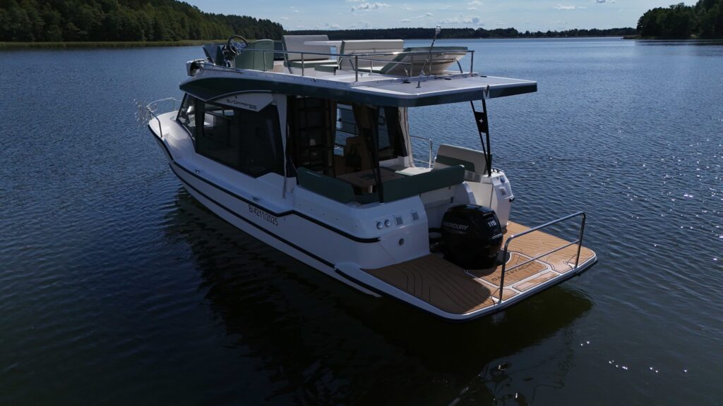 Luksusowy jacht motorowy GoldYacht na Jeziorze Rożnowskim - widok z lotu ptaka