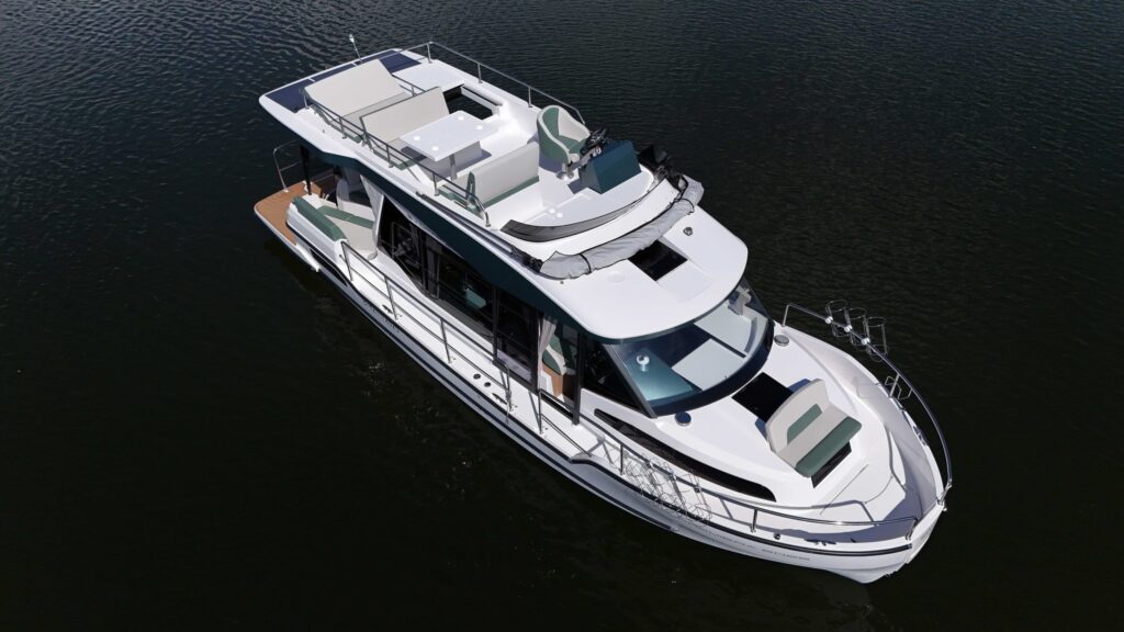 Luksusowy jacht motorowy GoldYacht na Jeziorze Rożnowskim - widok z lotu ptaka