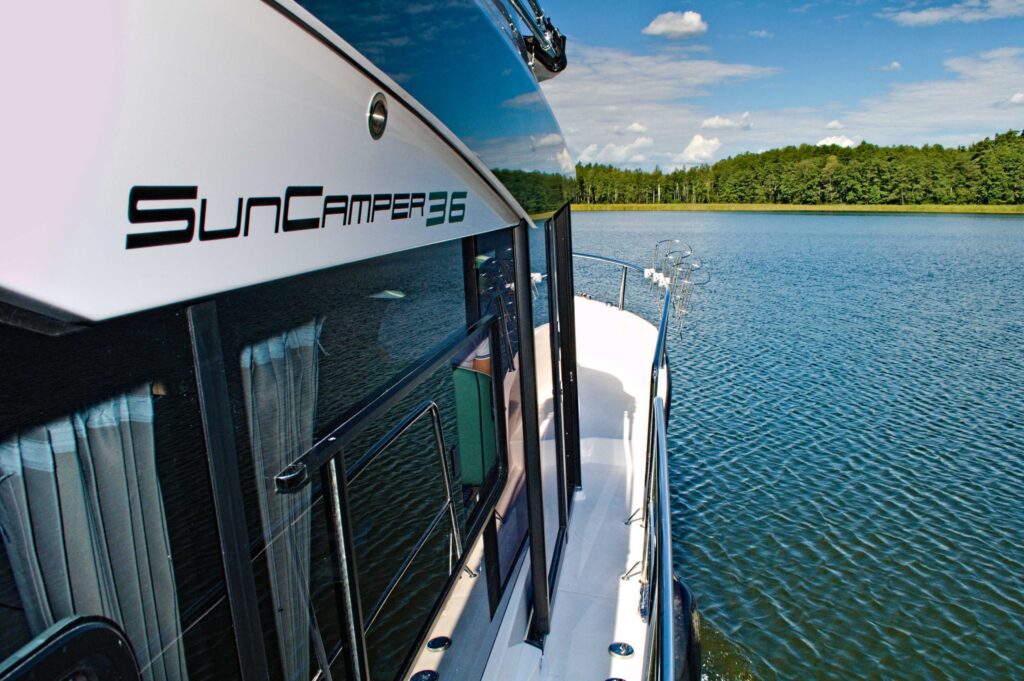 Yacht SunCamper36 widok na tle jeziora